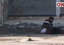 Il video del ragazzo che cerca di salvare una donna ad Aleppo