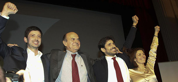 Foto Claudio Bernardi/LaPresseRoma, 02 dicembre 2012 &#8211; Piazza CapranicaBersani festeggia la vittoria delle primarie del PDnella foto: Pierluigi Bersani con il comitato per le primarie Photo Claudio Bernardi/LaPresse02-12-2012 Rome, ItalypoliticsPier Luigi Bersani celebrates winning the primaries of PD
