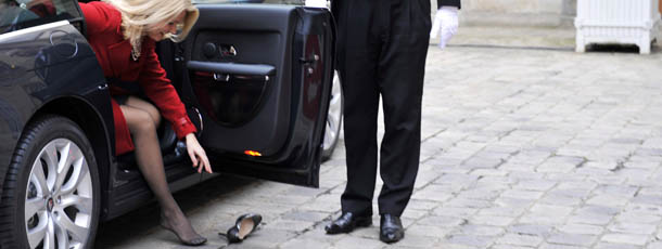 Denmark&#8217;s Prime Minister Helle Thorning-Schmidt loses a shoe while getting off her car prior to meeting with her French counterpart at the Elysee Palace in Paris on December 5, 2012. AFP PHOTO / MEHDI FEDOUACH (Photo credit should read MEHDI FEDOUACH/AFP/Getty Images)
