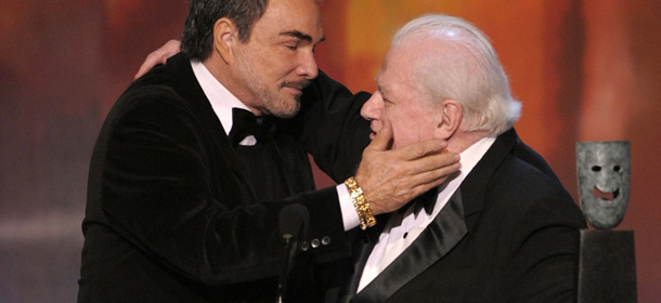 Burt Reynolds premia Charles Durning alla carriera agli Screen Actors Guild Awards nel 2008, a Los Angeles (AP Photo/Mark J. Terrill)
