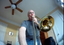 Suonatore di trombone dal punto di vista del trombone