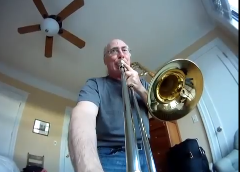 Suonatore di trombone dal punto di vista del trombone