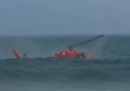 Il video dell'elicottero precipitato in acqua vicino alla spiaggia di Copacabana
