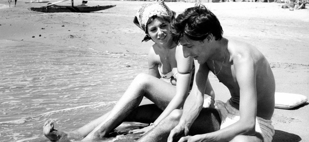 Giorgio Gaber e Ombretta Colli sulla spiaggia di Fregene nel 1963 (Lapresse)