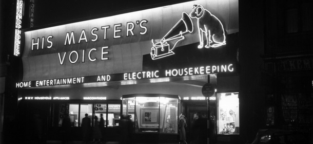 April 1949: Record label logo for Victrola RCA Victor, showing the dog Nipper looking into the horn of a Victrola, outside the HMV shop, Oxford Street, London. (Photo by George Konig/Keystone Features/Getty Images)