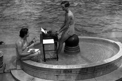 Piscina e macchina da scrivere
