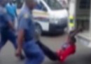 Il video del tassista trascinato dalla polizia sudafricana