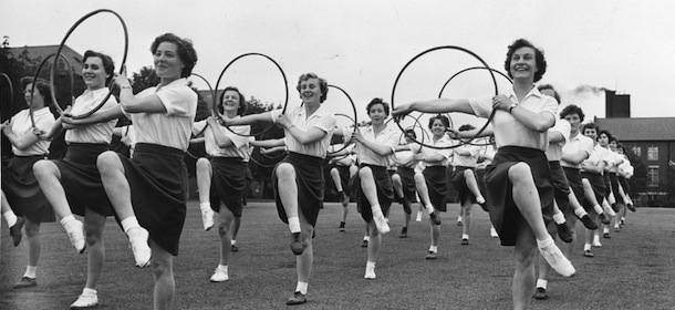 circa 1950: A group of ladies keeping fit with formation hoop exercises. (Photo by Keystone/Getty Images)