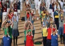 Le foto dello yoga di massa in India