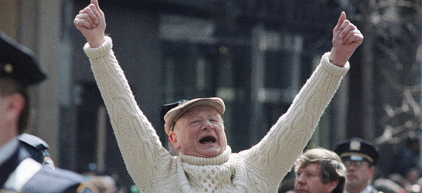 Ed Koch saluta la folla ala parata di San Patrizio del 1992 a New York (AP Photo/Mark Phillips)