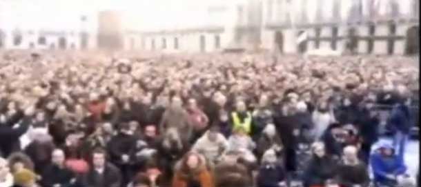 La folla per Grillo a Torino