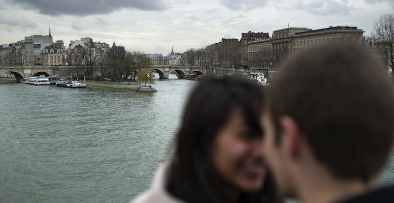 Un bacio sul Pont des Arts, a Parigi
(FRED DUFOUR/AFP/Getty Images)