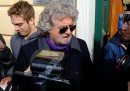 La conferenza stampa di Beppe Grillo, per strada