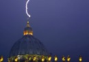 La foto del fulmine su San Pietro è vera?