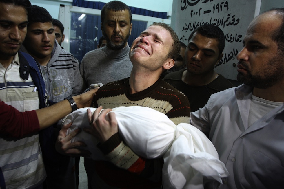 Jihad Mashrawi, giornalista della BBC, tiene in braccio il corpo del figlio Omar, ucciso da un missile che colpì Gaza il primo giorno degli scontri tra israeliani e palestinesi nel novembre 2012 (AP Photo/Majed Hamdan, File)