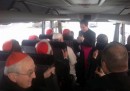 Le foto di papa Francesco in pullman con i cardinali