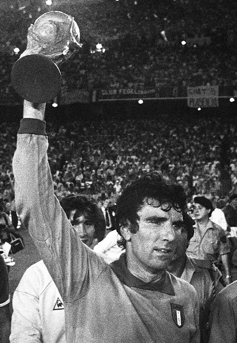 Cinquant'anni Fa, Sparì Il Nero Dalla Divisa Dei Portieri: Dino Zoff Scelse Il Verde Pisello Secolo Xix