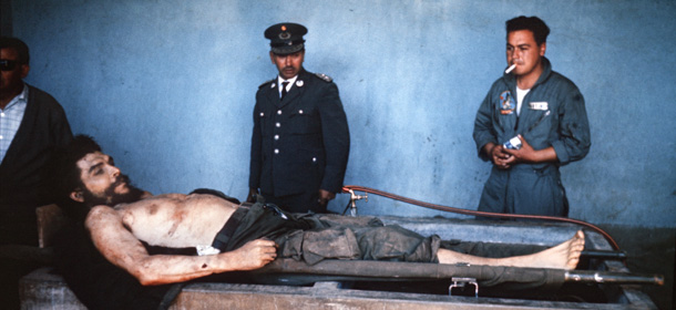 The body of Ernesto "Che" Guevara, the Argentine-born hero of Latin American revolutionaries and six other guerillas are on public display 10 October 1967 in Vallegrande. Guevara was captured by Bolivian forces and CIA agents 08 October and shot dead the next day. "Che" Guevara, the 39-year-old firebrand, was formerly the confident of Cuban leader Fidel Castro. In 1965 he left to establish guerrilla groups in Latin America.
# Le corps d'Ernesto "Che" Guevara, ainsi que ceux de six autres guÃrilleros sont exposÃs â¡ la presse internationale par des militaires boliviens le 10 octobre 1967 â¡ Vallegrande. Le "Che", d'origine argentine, aprÃs avoir pris part â¡ la RÃvolution cubaine et lancÃ â¡ partir de 1965 des foyers insurrectionnels en AmÃrique Latine, a ÃtÃ pourchassÃ par l'armÃe bolivienne â¡ l'aide d'agents de la CIA. CapturÃ le 08 octobre, il fut exÃcutÃ le lendemain et enterrÃ dans le secret. (FILM) AFP PHOTO (Photo credit should read MARC HUTTEN/AFP/Getty Images)