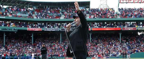 Neil Diamond canta Sweet Caroline a Boston