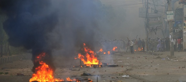 Gli scontri a Dacca, in Bangladesh
