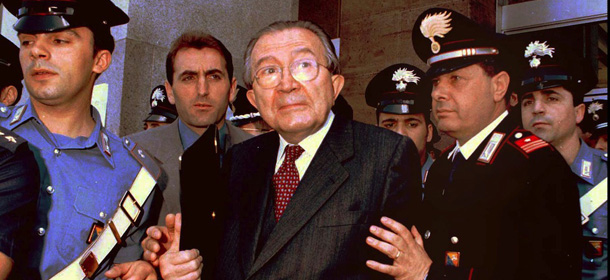 Former Italian Premier Giulio Andreotti, center, is surrounded by Carabinieri, Italian para-military Police, as he leaves the Court after the hearing of his trial in Palermo Wednesday, May 29, 1996. Andreotti is accused of having ties with the Mafia. (Ap Photo/Alessandro Fucarini) 