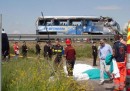 Bus tifosi si ribalta su A21 nel bresciano: 1 morto, 4 feriti gravi