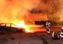 Svezia, quarta notte di guerriglia in strada: Feriti tre agenti