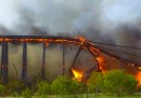 Il ponte ferroviario incenerito in Texas - video
