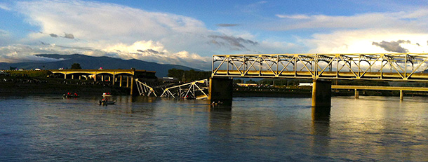 Il crollo del ponte nello Stato di Washington