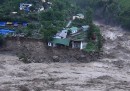 Il palazzo trascinato dall'alluvione in India – video