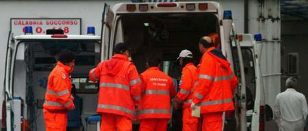 Napoli, fioraio si dà fuoco in Comune per protesta: morto