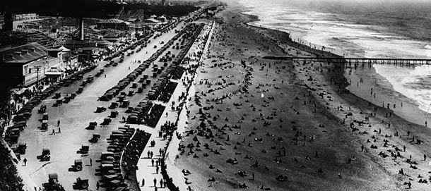 1928: Hundreds of cars parked on the roadside, with their passengers enjoying the summer sun on San Francisco's huge beach. (Photo by General Photographic Agency/Getty Images)