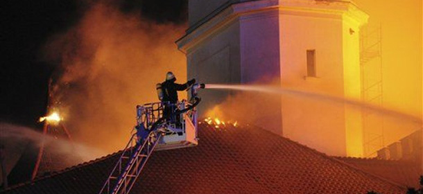 Lettonia, Castello di Riga danneggiato da incendio: nessun ferito
