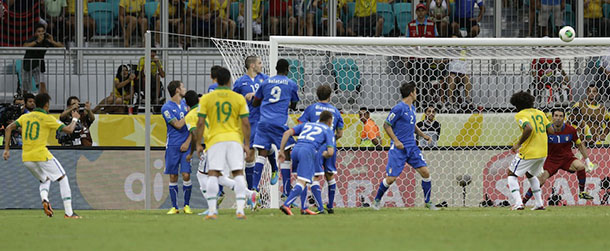 Brazil's Neymar, left, scores his side's 2nd goal during the soccer Confederations Cup group A match between Italy and Brazil at Fonte Nova stadium in Salvador, Brazil, Saturday, June 22, 2013. (AP Photo/Antonio Calanni)