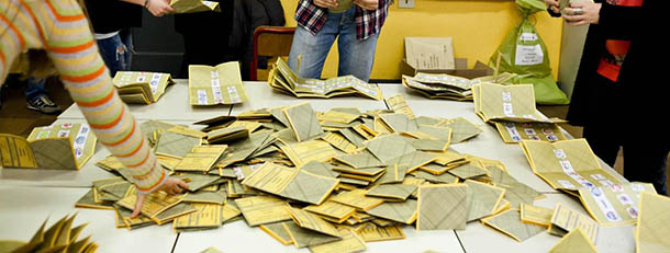 Foto Stefano De Grandis/LaPresse25/02/13 Milano, ItaliapoliticaSpoglio elettorale, rovesciamento delle urne elettorali del sentao