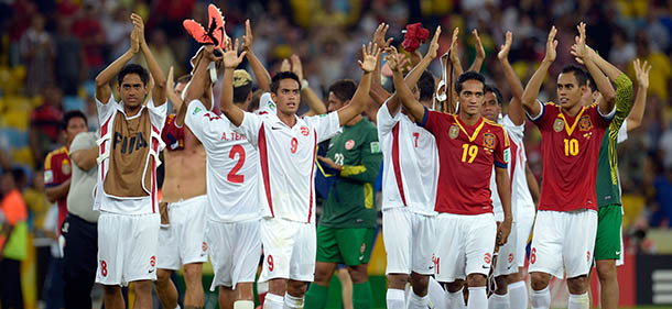 RIO DE JANEIRO, BRAZIL - JUNE 20: The Tahiti players salute the fans at the end of the FIFA Confederations Cup Brazil 2013 Group B match between Spain and Tahiti at the Maracana Stadium on June 20, 2013 in Rio de Janeiro, Brazil. (Photo by Alexandre Loureiro/Getty Images)