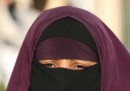Francia, donna multata per niqab: scontri in banlieue Parigi, 5 feriti
