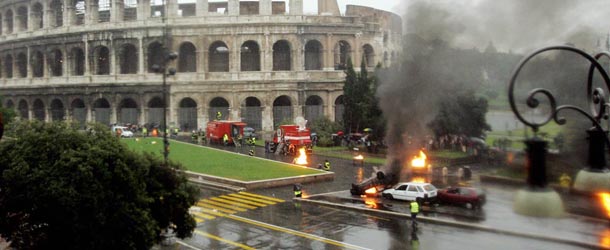 Un'esercitazione antirroristica dove viene simulata l'esplosione di un'autobomba davanti al Colosseo, 1 ottobre 2005 (ANDREAS SOLARO/AFP/Getty Images)