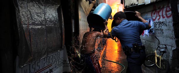 L’incendio in una baraccopoli di Manila – foto