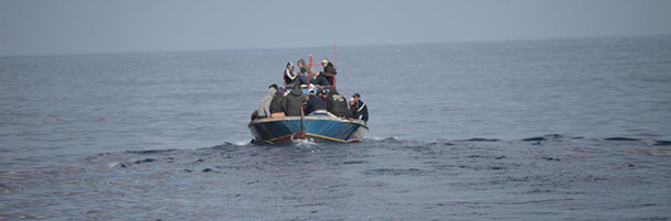Lapresse24-03-2011 Isola di Lampedusa , Italia CronacaNuovi sbarchi di immigrati sull'isolaNella foto: immigrati sbarcano sull'isola
