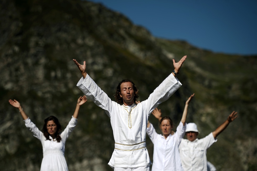 La danza della “Fratellanza Bianca Universale” Il Post