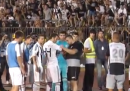 Il tifoso del Partizan Belgrado che toglie la fascia al capitano