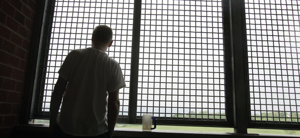 ** ARCHIV ** An inmate stands on a balcony overlooking the Hudson Valley in a dementia unit at Fishkill State Prison in Fishkill, N.Y., Wednesday, May 16, 2007. New York prison officials faced with a graying inmate population have created the system's first cognitively impaired unit, providing a relative peace and safety within the prison for the men with faded faculties. (AP Photo/Mike Groll) ** zu unserem KORR. **