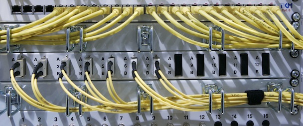 ** ARCHIV ** Netzewerkkabel stecken am 5. Maerz 2008 auf der CeBIT in Hannover in einem Server. Am 1. Januar tritt die naechste Stufe der Vorratsdatenspeicherung in Kraft - dann muessen auch E-Mail-Verbindungsdaten sowie IP-Adressen gespeichert werden. Unmittelbar vor dem Inkrafttreten der gesetzlichen Vorschriften klagen Internet-Provider, dass sie noch keine technische Richtlinie zur Umsetzung der Bestimmungen haetten. (AP Photo/Joerg Sarbach) ---**FILE** March 5, 2008 file picture shows network cables stick in a server at the CeBIT in Hanover, northern Germany. (AP Photo/Joerg Sarbach)