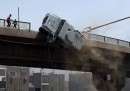 Il blindato della polizia caduto da un ponte al Cairo
