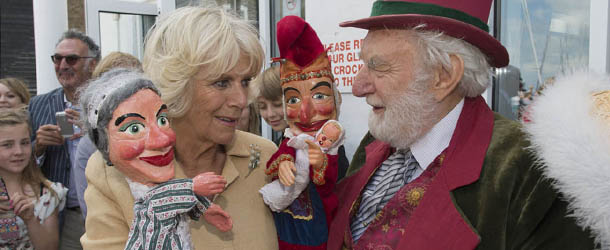 La Duchessa di Cornovaglia Camilla (66) con l'artista Des Turner durante una visita allo Whitstable Yacht Club (Arthur Edwards - WPA Pool/Getty Images)