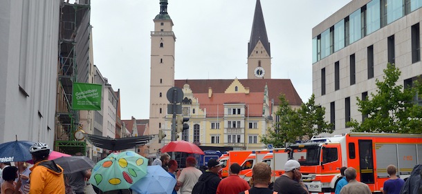 Onlookers stand in front of the city hall in Ingolstadt, Germany, 19 August 2013. A man has taken several hostages in the city hall of Ingolstadt. Photo by: Peter Kneffel/picture-alliance/dpa/AP Images