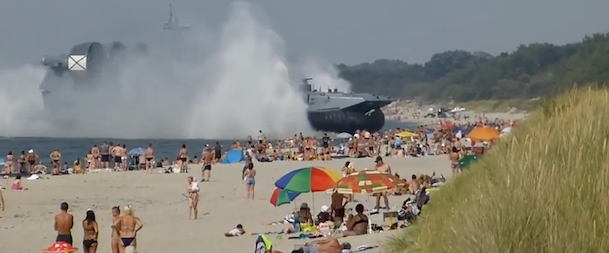 L’enorme nave militare russa sbarcata sulla spiaggia del Mar Baltico