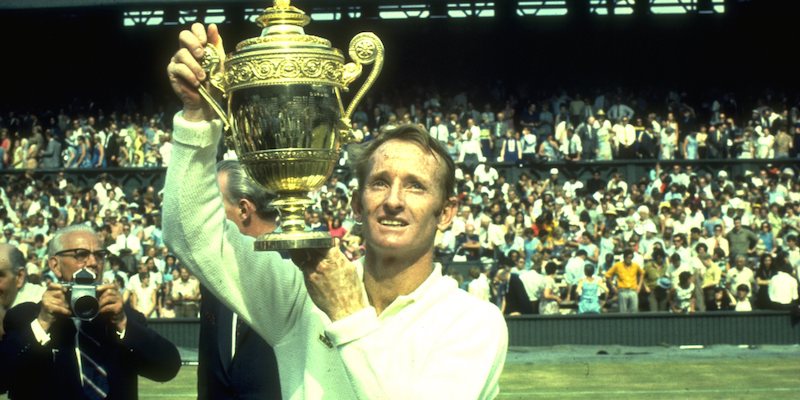 Rod Laver con il trofeo vinto a Wimbledon nel 1969 (Getty Images)