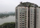 La villa abusiva sopra il tetto di un palazzo a Pechino